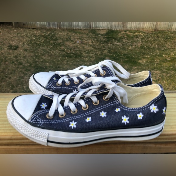 Converse excellent condition - don’t appear to be worn - Picture 3 of 7